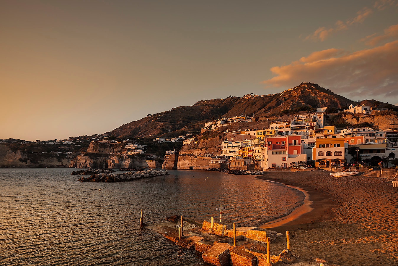 Il profilo di Ischia al tramonto