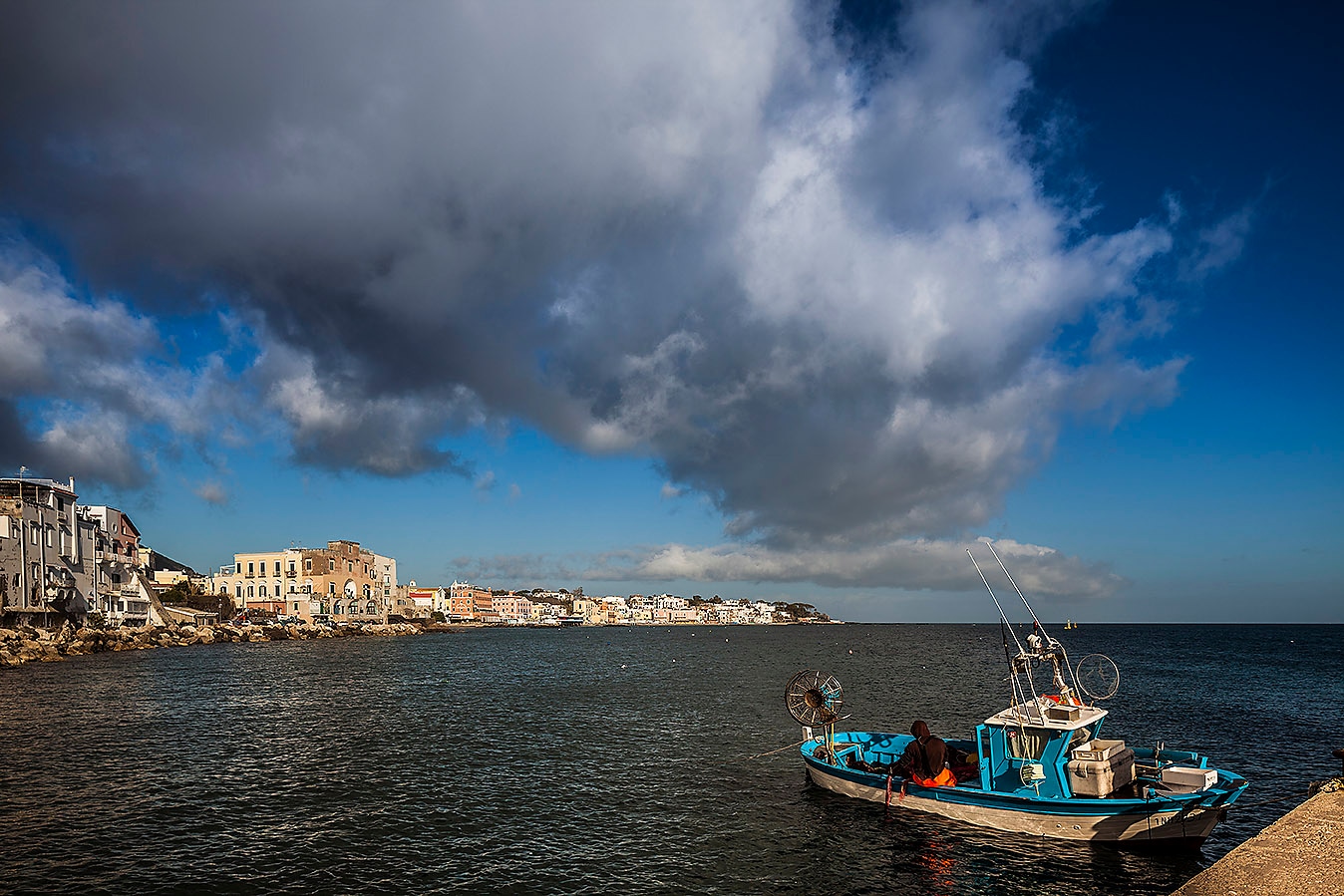 Barche e case di Ischia sul mare