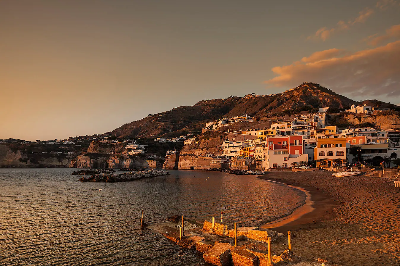 Il profilo di Ischia al tramonto